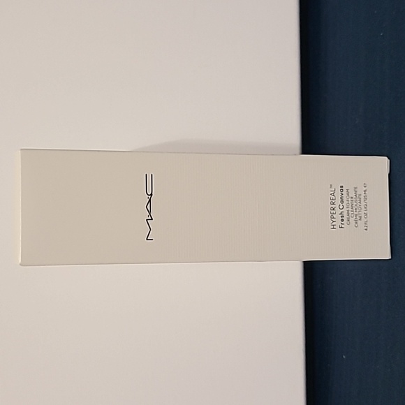 MAC Hyper Real Fresh Canvas Cream to Foam Cleanser 4.2 fl oz  NEW IN BOX - Picture 3 of 8